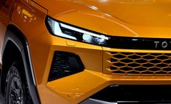 Nowa Toyota wjeżdża do Polski. Ma 196 KM. Gwarancja na 1 milion km