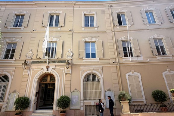 (FOTO) NEMA CRKVENOG VENČANJA, OVDE ĆE DANAS MELINA MILIONERU IZGOVORITI "DA": Unutra luksuzni kristalni lusteri, umetnička dela na zidovima