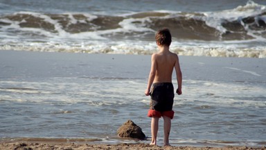 Niebezpieczny pasożyt na plażach. Grzyb na trawie anielskiej może zabić dziecko