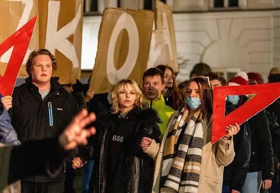 Uczniowie zatańczyli "poloneza sprzeciwu". Apelują o odrzucenie "lex Czarnek"