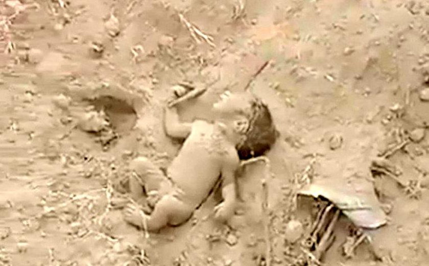 Indie: Noworodek zakopany żywcem w błocie. Cudem przeżył
