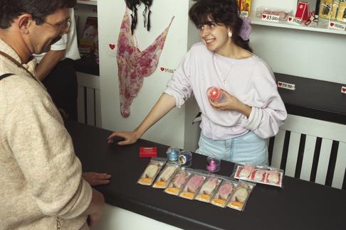 Jeden z pierwszych sex-shopów w Polsce, lipiec 1990 r.