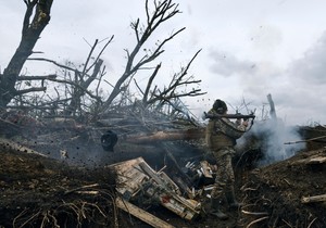 Ukrajinska vojska puca na ruske položaje kod Avdijevke 28. aprila 2023.