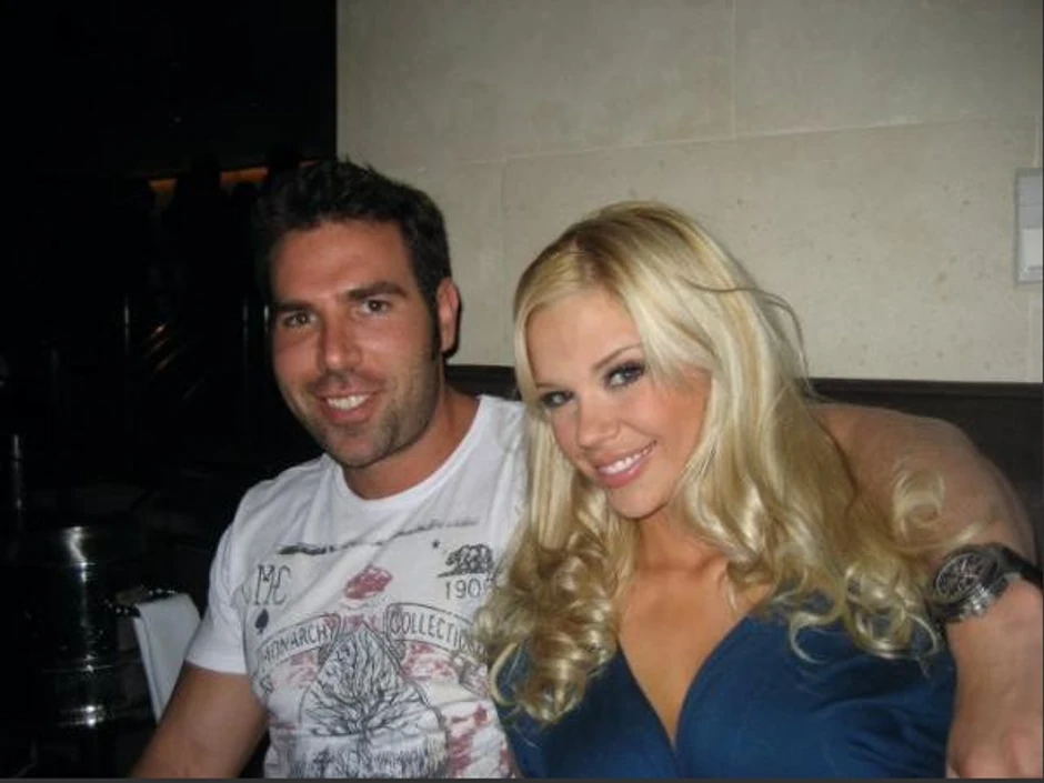 Danas preferira da se fotografiše sa nagim devojkama