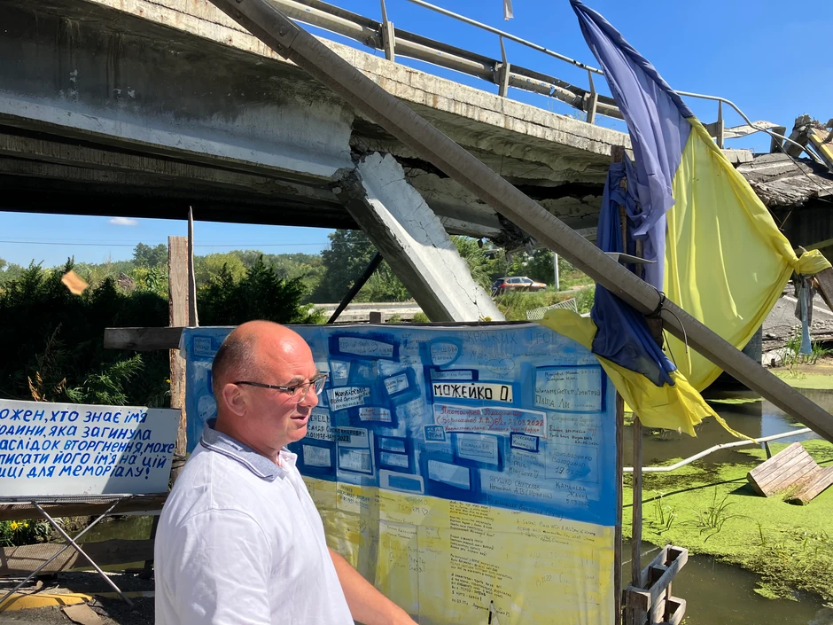 Oleg ispred memorijala na mostu