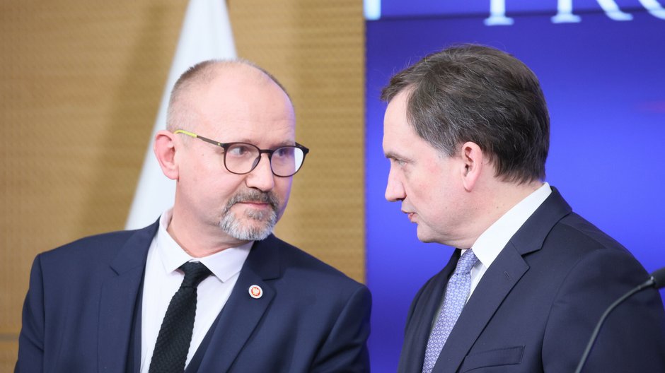 Na zdjęciu Dariusz Barski, prokurator krajowy ze Zbigniewem Ziobrą, ministrem sprawiedliwości -prokuratorem generalnym podczas konferencji prasowej w lutym 2023 r.