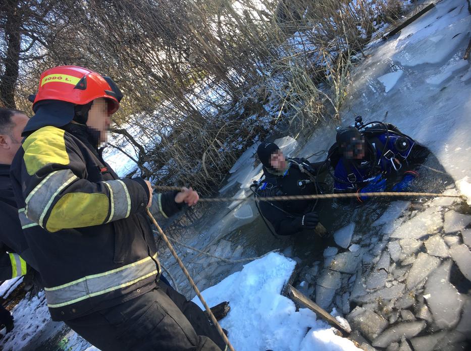A Kötél Speciális Mentőszolgálat is
részt vett a férfi jégpáncél alá szorult testének kiemelésében /Fotó: Kötél Speciális Mentőszolgálat