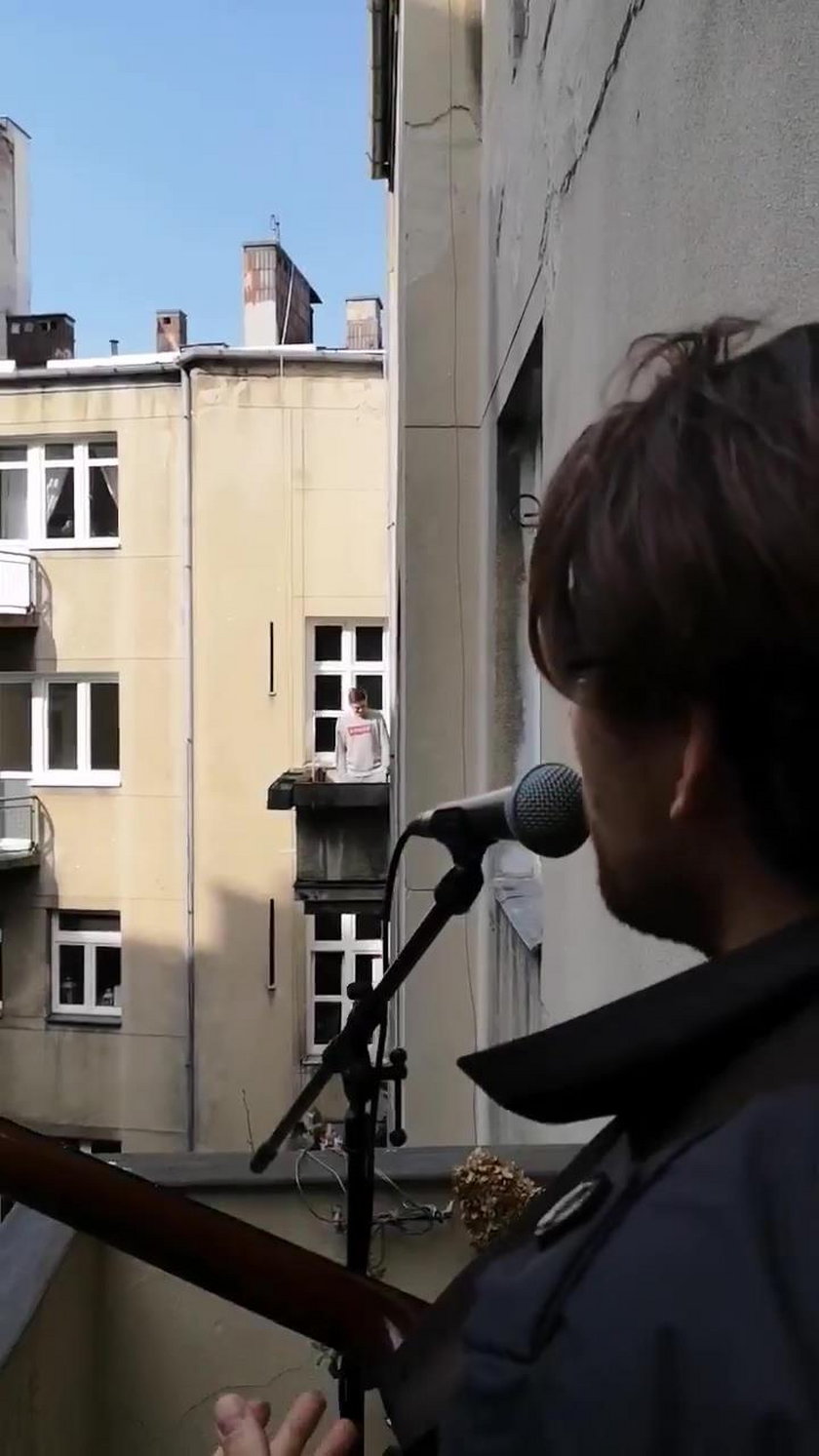 Michał Sołtan zagrał koncert na... balkonie! Nagranie hitem internetu