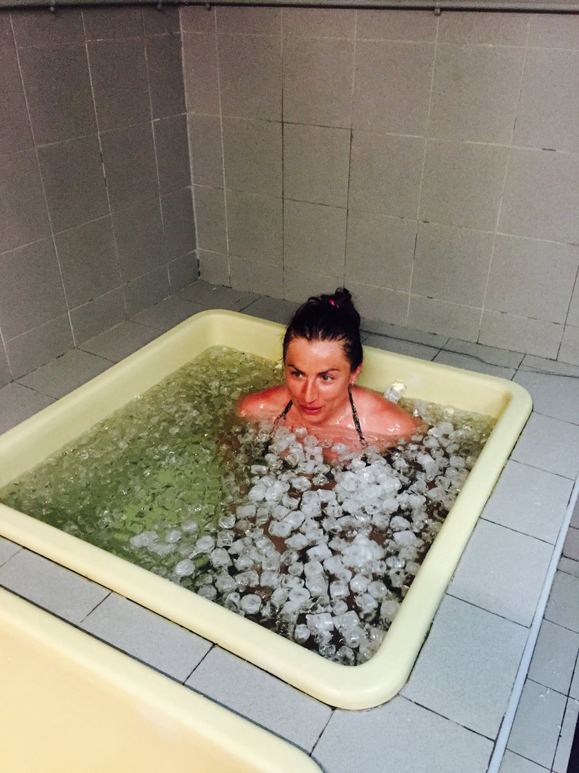 Justyna Kowalczyk mrozi się w wannie pełnej lodu