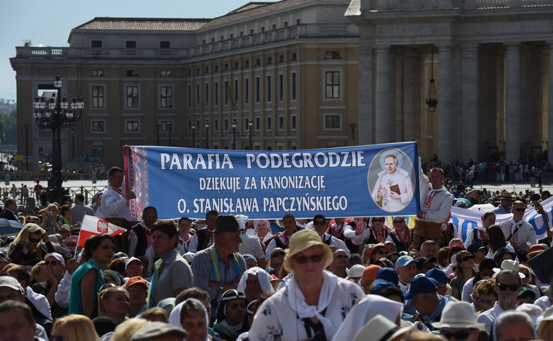 Prezydent Andrzej Duda z małżonką Agatą Kornhauser-Dudą na uroczystościach kanonizacyjnych w Watykanie