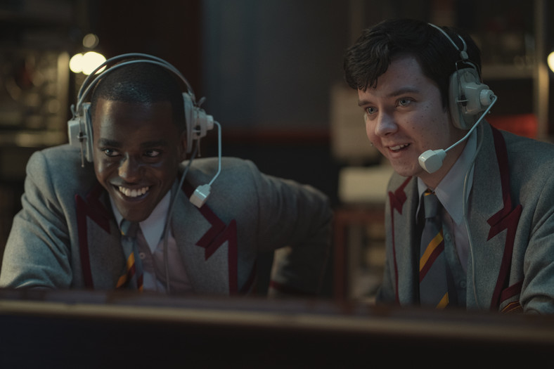 Kadry z 3. sezonu "Sex Education". Na zdjęciu: Ncuti Gatwa jako Eric Effiong i Asa Butterfield jako Otis Milburn