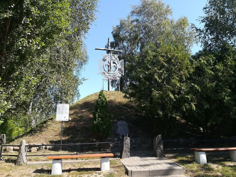 Bratnia Mogiła - usypana 4 października 1925 r. W przeddzień rocznicy obrony Płocka harcerze odbywają capstrzyk, fot. autora tekstu