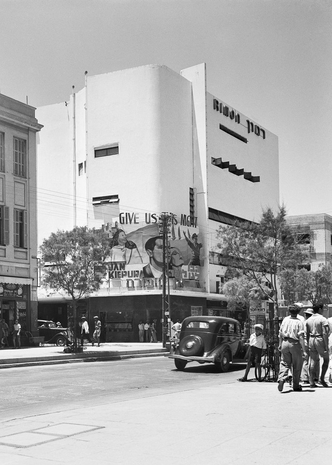 Kino Rimon (później Allenby), 1934, proj. Salomon Gepstein, fot. z 1936 r. z anonsem występu Jana Kiepury (PH)