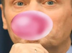 Porównali premiera do reklamy prezerwatyw