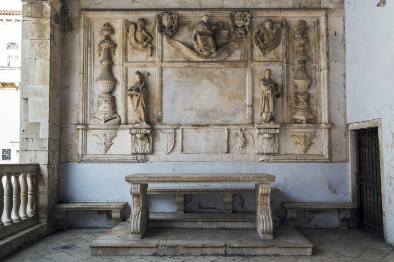 Płaskorzeźba nazywana „sprawiedliwością” Ivana Trogira i św. Wawrzyńca. Pochodzi z  XIV wieku