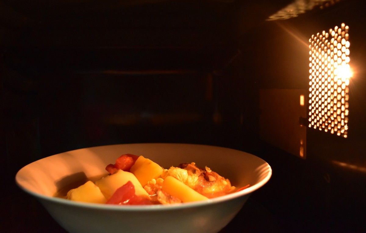 Naukowcy ostrzegają. "Można używać w mikrofalówce" chroni jedynie opakowanie, nie człowieka