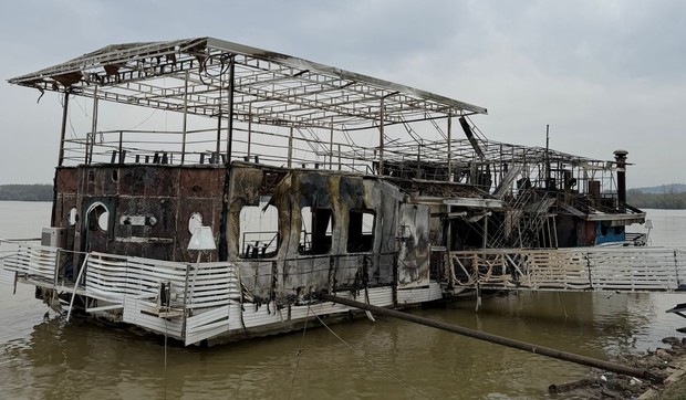 Izgoreo splav na Dunavu u Grockoj