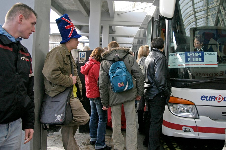 Polacy przybywający do Londynu , dworzec autobusowy Victoria Station, 2007 r. Londyn.