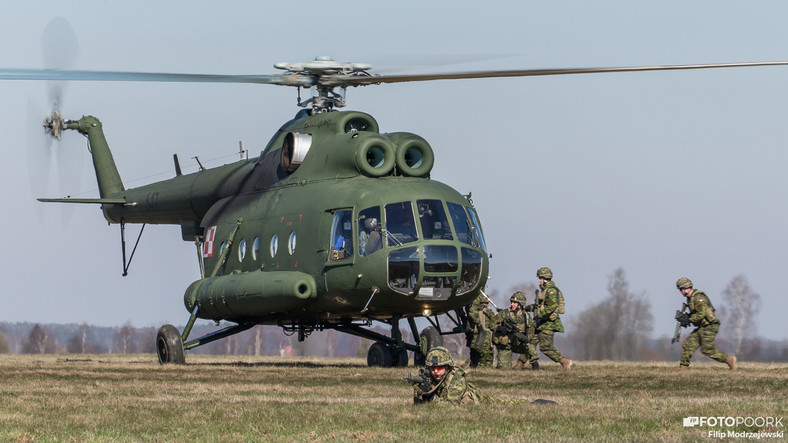 Śmigłowiec 25. Brygady Kawalerii Powietrznej podczas ćwiczeń lotniczych z Wojskami Lądowymi w Tomaszowie Mazowieckim
