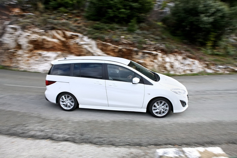 Mazda 5 – biała, lekka, oszczędna