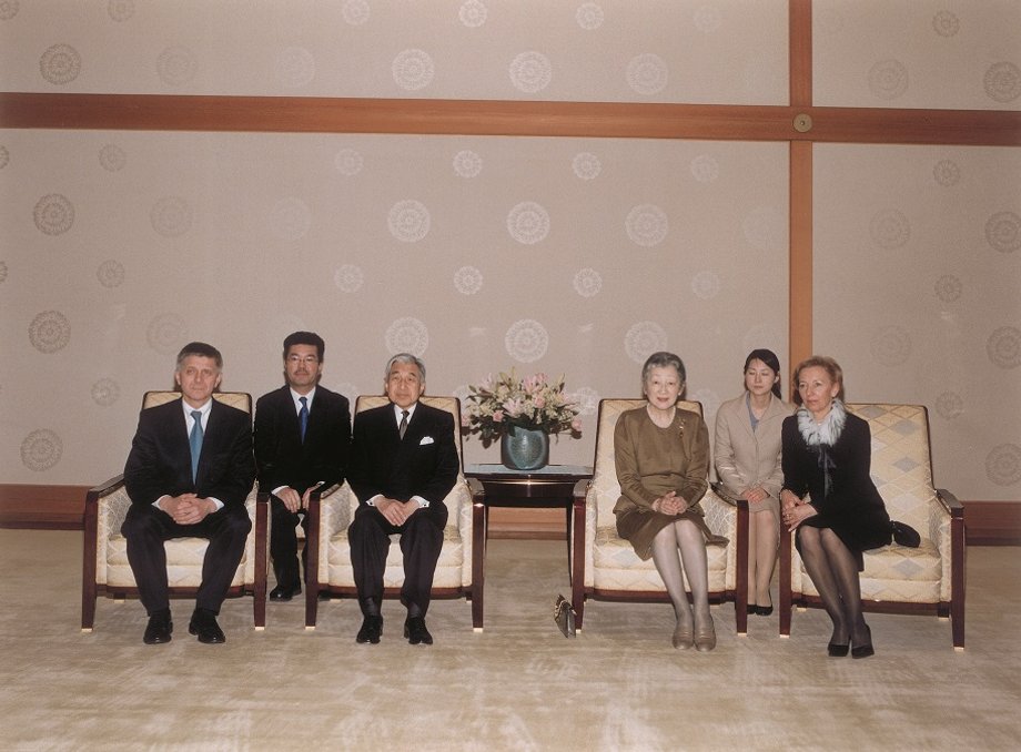 Nieplanowanym punktem wizyty premiera w Japonii było spotkanie z cesarzem Akihito. Polskiej delegacji odmówiono spotkania, bo cesarz rozpoczął ceremonię parzenia herbaty. Władca wziął łyk napoju, przerwał rytuał i zaprosił gości z Polski