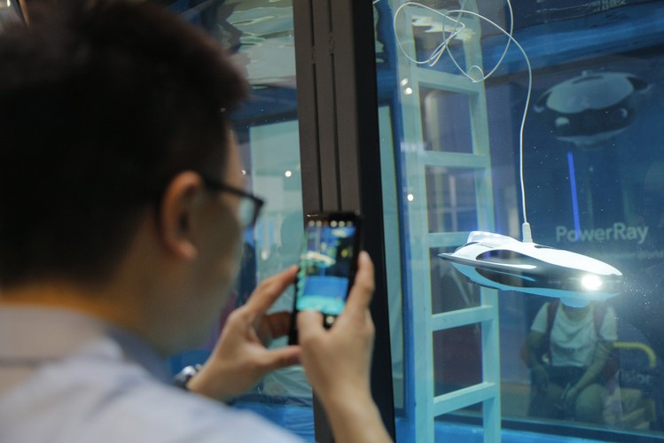 Po sukcesie dwóch poprzednich edycji Światowa Konferencja Robotów w Pekinie zagościła już na stałe w kalendarzu światowych targów związanych z robotyką. Targi w chińskiej stolicy to doskonała okazja dla wystawców, aby zaprezentować swoje osiągnięcia z dziedziny badań i robotyki. <br>
<b>Na zdjęciu:</b> Robot pracujący pod wodą