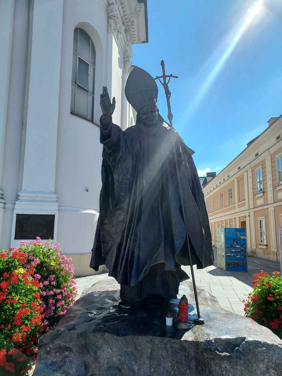 Rynek w Wadowicach. Posąg Jana Pawła II