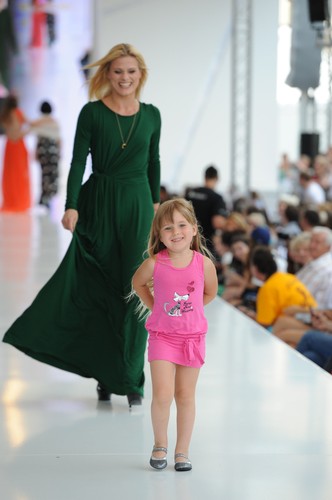 Anna Głogowska z córką na Warsaw Fashion Street 2012