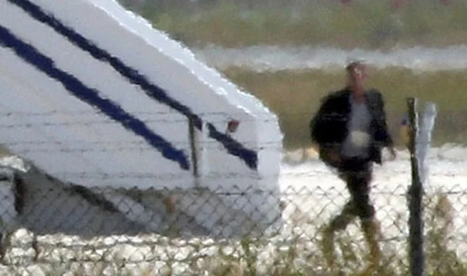 Otmičar po izlasku iz aviona