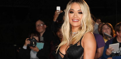 Rita Ora w... obrusie na imprezie? Co to za strój?