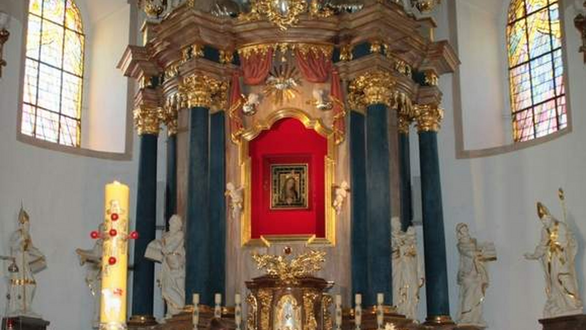 Nawet 30 tys. wiernych z całej Polski ma przyjechać w sobotę do Rokitna na uroczyste obchody srebrnego jubileuszu koronacji obrazu Matki Bożej Cierpliwie Słuchającej.