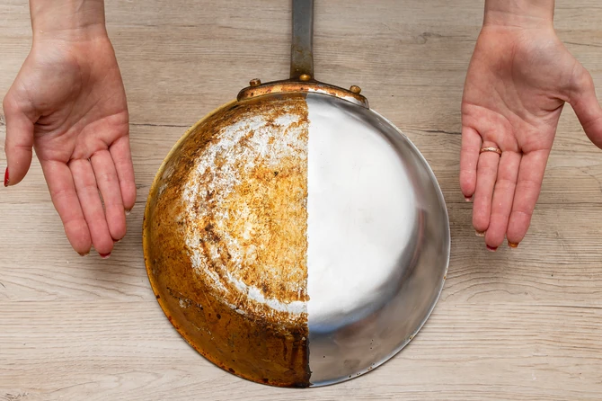 Napravite domaću pastu i njom izribajte zagorele tiganje spolja i iznutra 