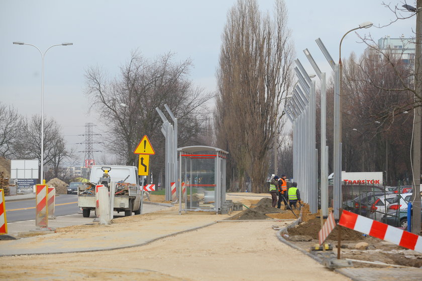 Urzędnicy montują ekrany akustyczne w szczerym polu 