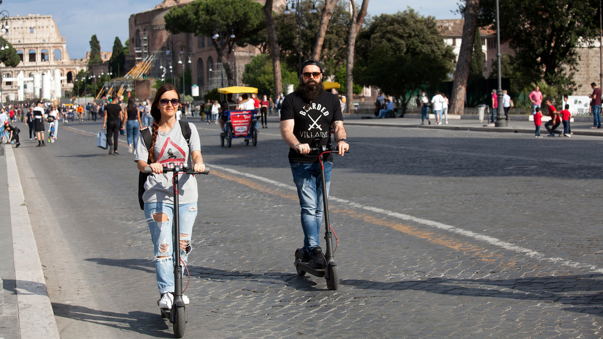 <strong>Elektryczne hulajnogi są podczas pandemii w Rzymie popularnym środkiem transportu, ale też przyczyną chaosu i wypadków. Władze miasta, które wypromowały pojazdy, postanowiły wysłać na ulice porządkowych pilnujących przestrzegania przepisów przez użytkowników.</strong>