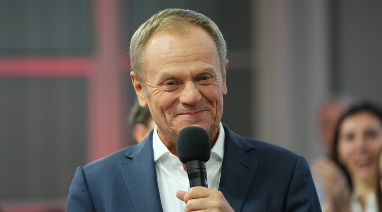 Donald Tusk, a fő lengyel ellenzéki erő, a Civil Platform (PO) párt elnöke szól támogatóihoz a lengyel parlamenti választások eredményváróján Varsóban 2023. október 15-én. A szavazók kikérdezésén alapuló közvélemány-kutatások szerint a PO a voksok 31,6 százalékának megszerzésével a második helyen végzett /Fotó: MTI/AP/Czarek Sokolowski