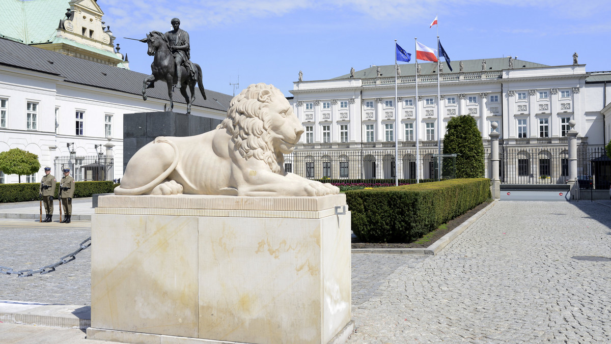 - Umieszczenie pomnika przez Pałacem Prezydenckim jest wykluczone z uwagi na układ architektoniczny Krakowskiego Przedmieścia - powiedział RMF FM rzecznik warszawskiego ratusza Bartosz Milczarczyk. Taki pomysł jeszcze w maju zgłaszał Andrzej Duda, który wczoraj został zaprzysiężony na prezydenta RP.