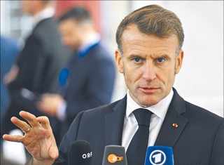 Piąta Republika w coraz głębszym kryzysie