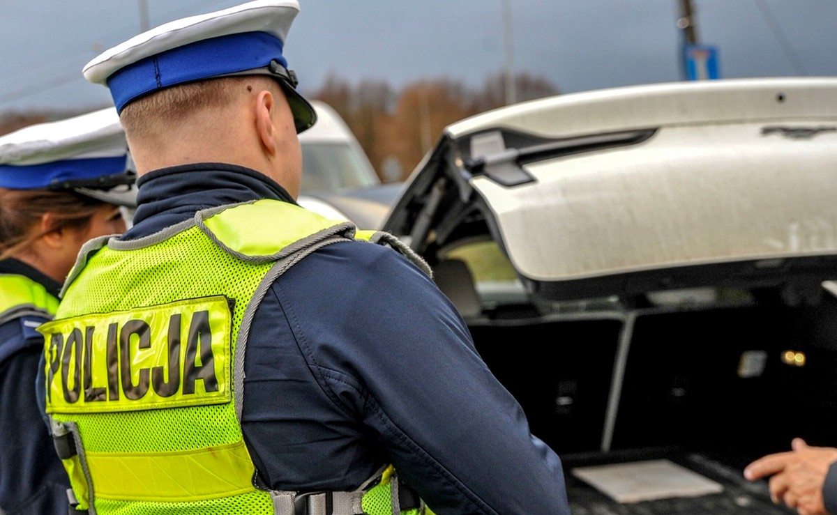 Policja kontroluje bagażnik samochodu
