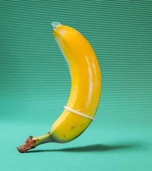 Zakładanie prezerwatywy na banana to ważna lekcja / Charles Deluvio on Unsplash