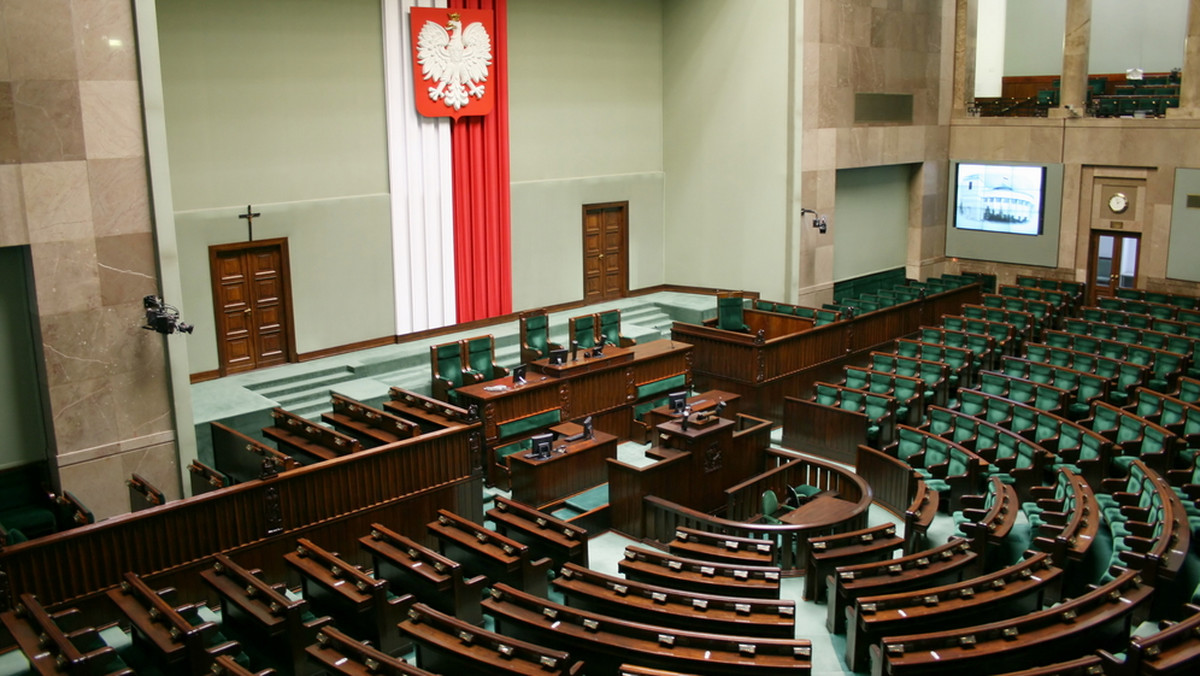 Posługiwanie się językami mniejszości narodowych i etnicznych oraz językiem regionalnym jako językami pomocniczymi nie tylko przed organami gmin, ale także powiatów - zakłada projekt noweli ustawy o mniejszościach narodowych, nad którym debatował Sejm.
