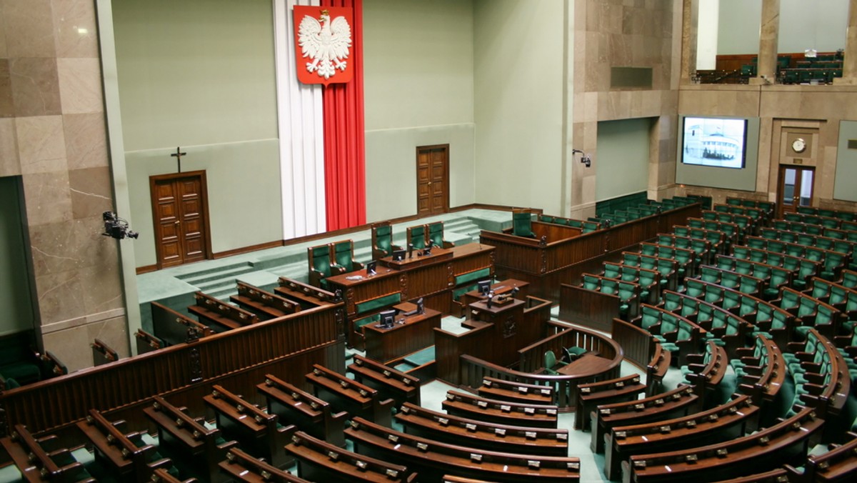 Posługiwanie się językami mniejszości narodowych i etnicznych oraz językiem regionalnym jako językami pomocniczymi nie tylko przed organami gmin, ale także powiatów - zakłada projekt noweli ustawy o mniejszościach narodowych, nad którym debatował Sejm.