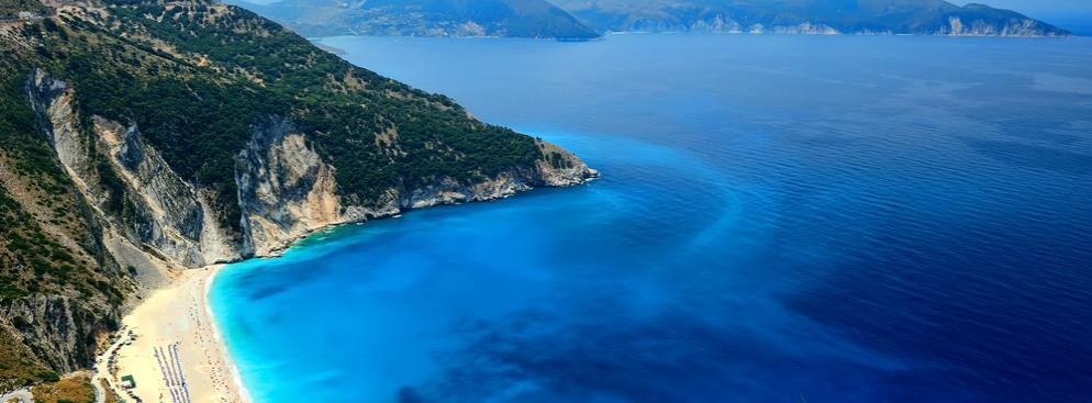 Kefalonia – kolejna grecka nowość na lato 2013. Kefalonia jest największą z Wysp Jońskich. Z roku na rok staje się coraz bardziej popularna wśród turystów, którzy szukają miejsca, gdzie mogą poczuć prawdziwą grecką atmosferę w otoczeniu pięknych plaż i krajobrazów. Jako ciekawostkę można dodać, że na Kefalonii, na plaży Turtle Beach swoje gniazda lęgowe mają żółwie Caretta caretta. Biuro podróży Itaka proponuje swoim klientom wybór jednego z pięciu hoteli na Kefalonii. W najtańszym tygodniowe wakacje to koszt minimum 1783 złotych. W najdroższym z nich, tygodniowy pobyt z opcją wyżywienia All inclusive jest wyceniany na 2423 złote.