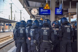 Niemcy rozdają broń na ulicach. Oto ich nowa taktyka