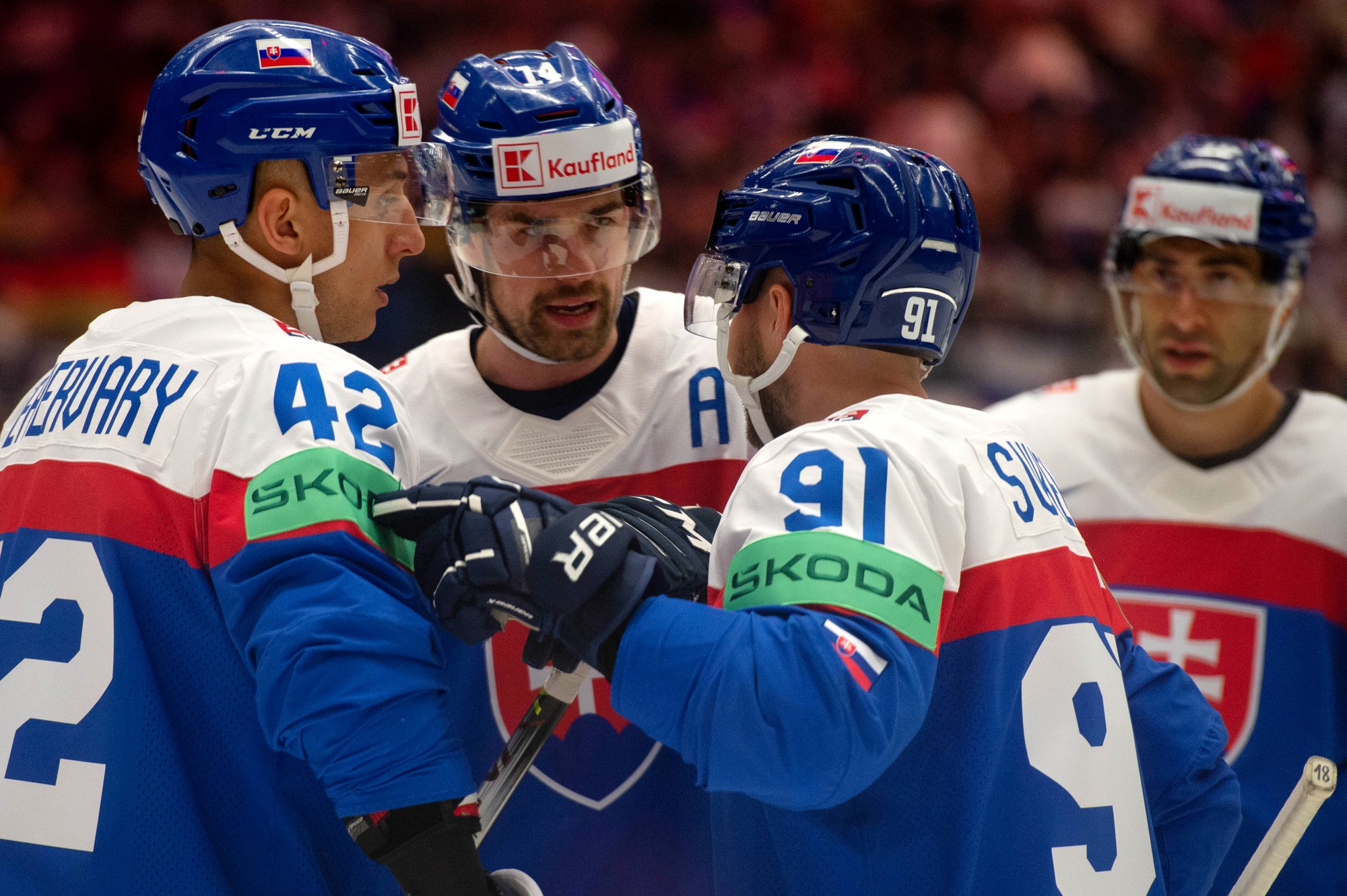 Slovenskí hokejisti zľava Martin Fehérváry, Peter Čerešňák a Matúš Sukeľ.