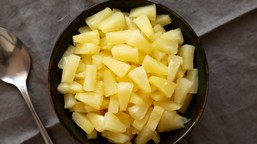 seniorzy powinni jeść codziennie. ten bardzo zdrowy owoc jest w każdym supermarkecie