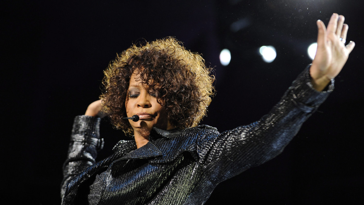 Śmierć Whitney Houston jest jednym z głównych tematów w mediach amerykańskich. W sobotę wieczorem czasu USA informacyjne stacje telewizyjne przerwały swoje programy, aby nadać wiadomość o zgonie słynnej piosenkarki.