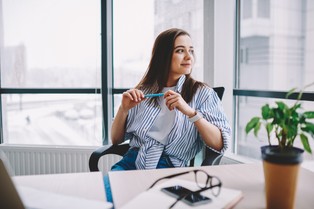 Koniec mitu o leniwej młodzieży? Gen Z ciągnie do biur bardziej niż starsi