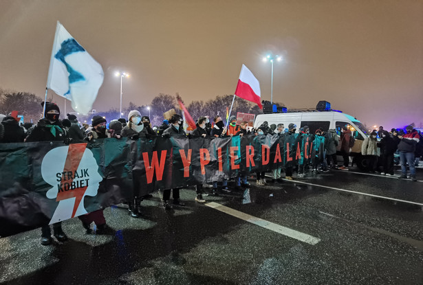 Rządzący biją w Strajk Kobiet. "Smutek i niedowierzanie, że tak można się zachowywać"