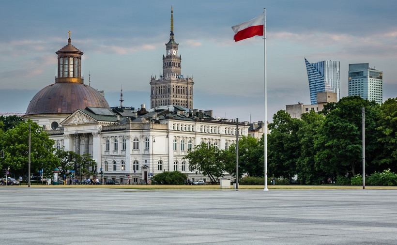 Pałac miałby bowiem stanąć na placu Piłsudskiego, na gruntach należących do miasta
