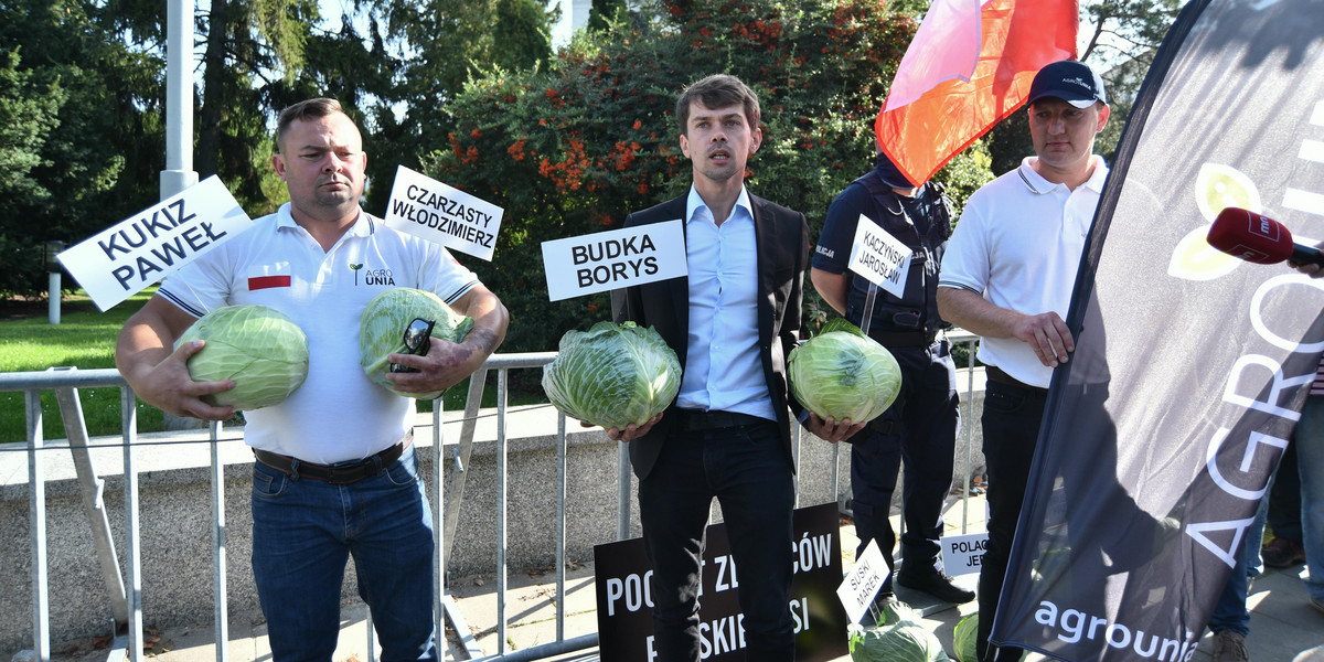 Kapuściany protest przed Sejmem